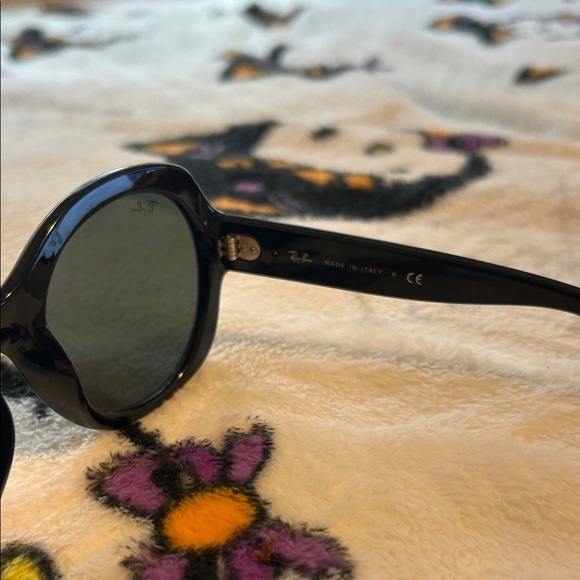 Ray-Ban Black Oval Sunglasses - Picture 2 of 7